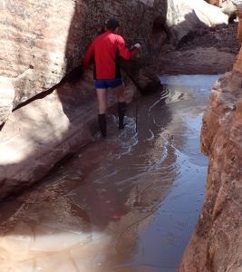 Ivo se prodírá ledem do Tunnel Slot Canyonu.